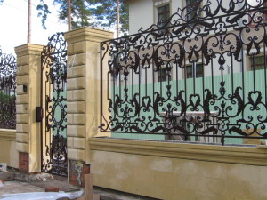 Кованый забор – богатство классического стиля